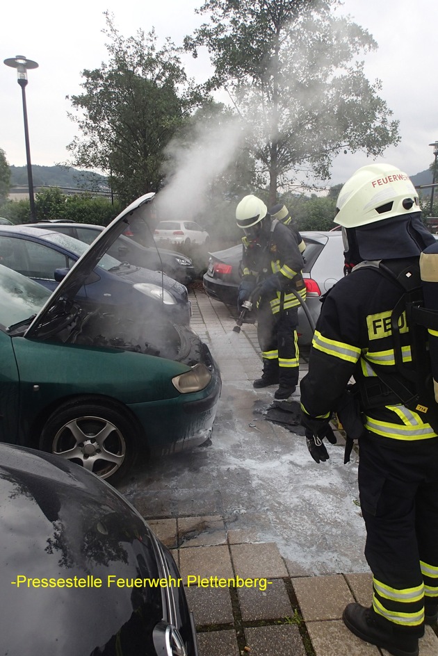 FW-PL: PKW auf Aqua Magis Parkplatz in Plettenberg geriet in Brand.