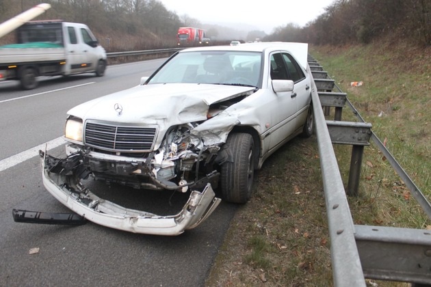 POL-PDKL: A62/Niedermohr, Nach Reifenplatzer in die Schutzplanken gekracht