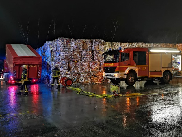 FW-GE: Altpapierbrand in Schalke-Nord