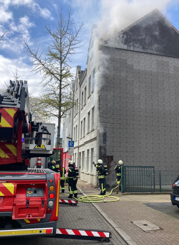FW-EN: Brennende Fassade an einem Mehrfamilienhaus