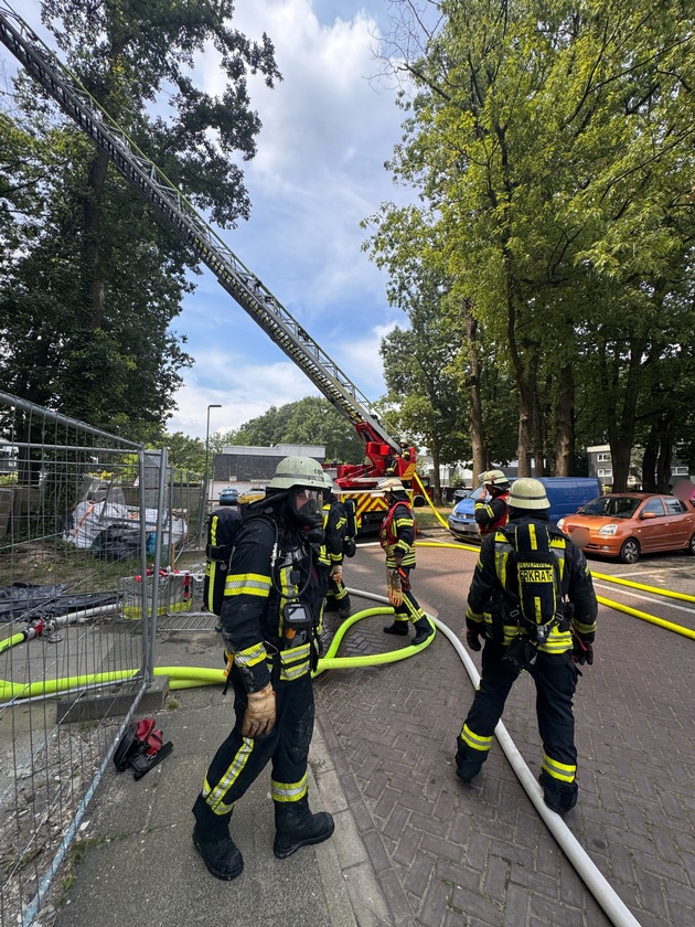 FW-Erkrath: Wohnungsbrand in Mehrfamilienhaus mit umfangreicher Menschenrettung - Acht Verletzte, davon drei leichtverletzte Feuerwehrangehörige