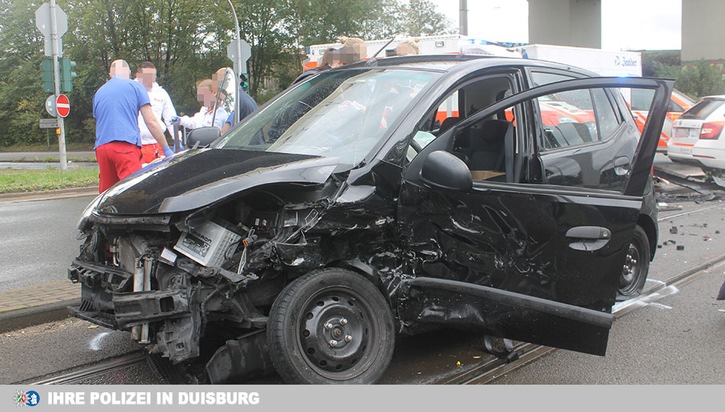 POL-DU: Hochfeld: Einsatzfahrzeug kollidiert mit Kleinwagen