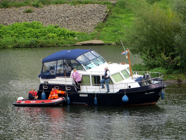 FW-E: &quot;Keine Handbreit Wasser unterm Kiel&quot;, Stahl-Motoryacht driftet aus der Fahrrinne der Ruhr und läuft auf Grund