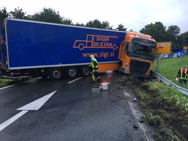 FW-MH: LKW Unfall in der Autobahnabfahrt #fwmh