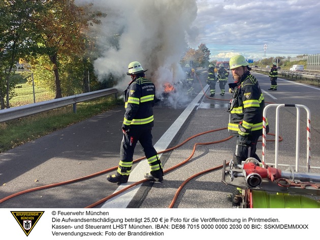 FW-M: Sportwagen auf Autobahn in Flammen (Langwied)