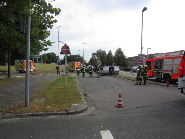 FW-MH: Verkehrsunfall: Auto auf Dach - 3 leicht verletzte Personen