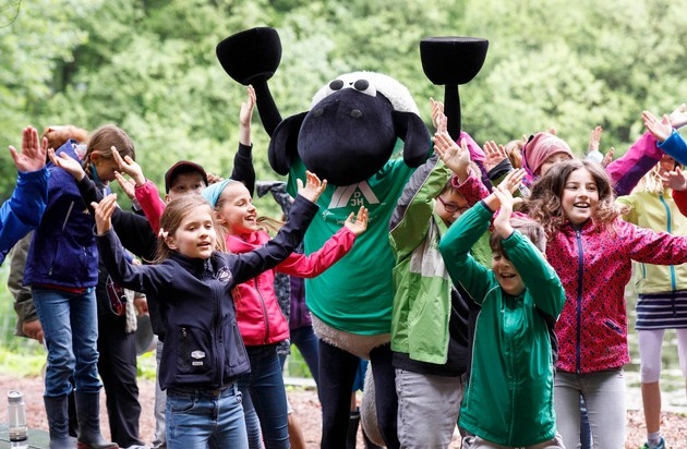 DJH - Deutsches Jugendherbergswerk: Kleine Aktionen mit großem Erfolg: DJH-Naturbotschafter Shaun das Schaf begeistert 145.000 Kinder in den Jugendherbergen für den Umweltschutz