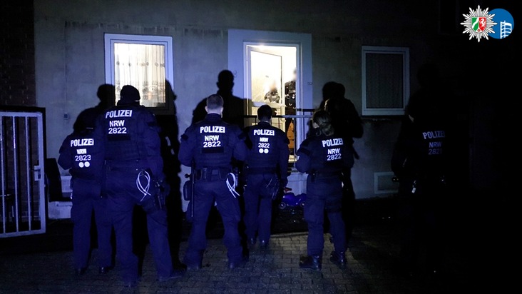 POL-OB: Gemeinsame Pressemitteilung der Staatsanwaltschaft Duisburg und der Polizei Oberhausen: Schlag gegen Tätergruppierung in mehreren Städten - Haftbefehle erlassen - Drei Tatverdächtige in U-Haft
