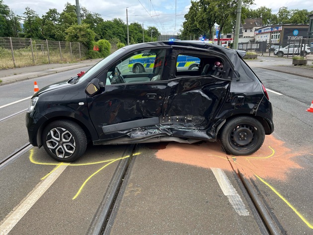 POL-DU: Beeck: Auto kollidiert mit Straßenbahn - Eine Verletzte