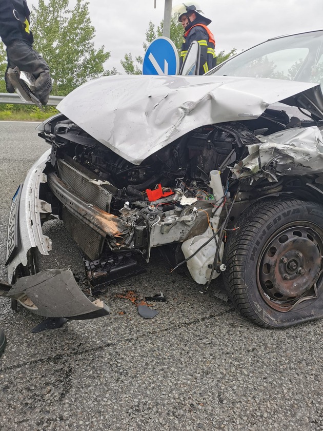 POL-STD: Zwei schwer verletzte Autoinsassen bei Unfall auf der Kreisstraße 36 zwischen Dammhausen und Ladekop