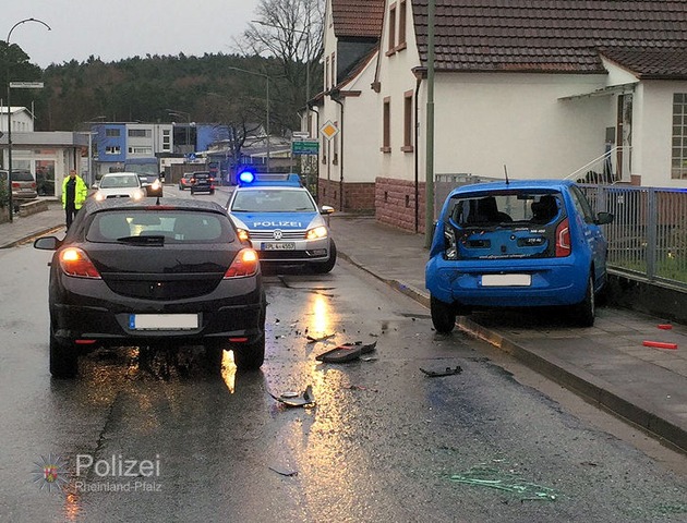 POL-PPWP: Kaiserslautern: Nicht aufgepasst und in geparktes Auto gekracht