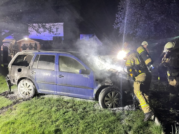 FW Lehrte: Auto brennt im Garten
