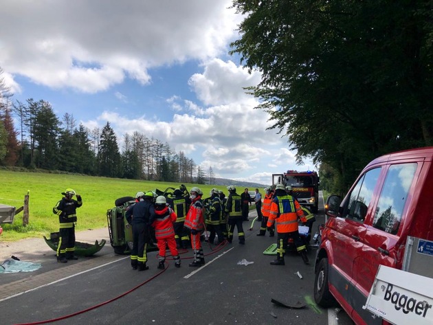 FW Horn-Bad Meinberg: Verkehrsunfall mit eingeklemmter Person; 1 Person aus PKW befreit