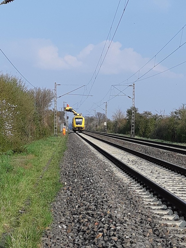 BPOL NRW: Bundespolizei sucht Zeugen - Diebstahl von 320 Meter Mastankerseilen an der Bahnstrecke Aachen - Köln - hoher Sachschaden