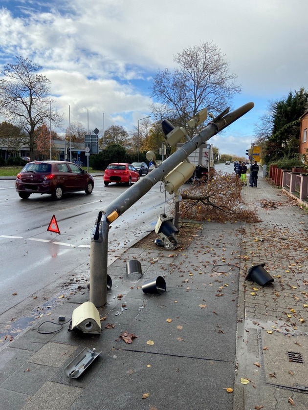 POL-PDLU: Speyer - LKW mit Kranaufbau beschädigt Ampel