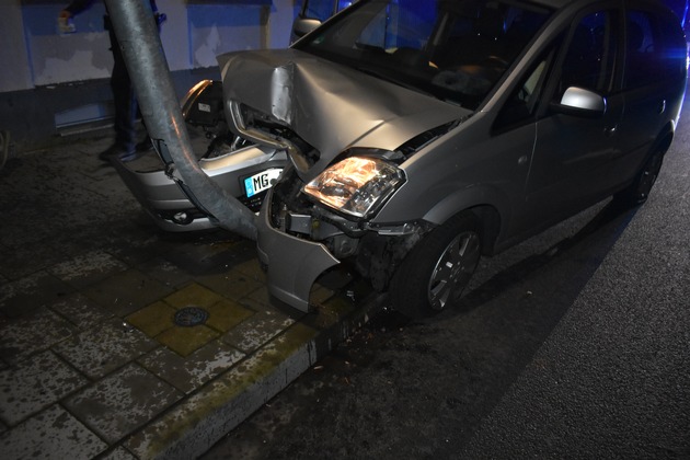 POL-MG: Verkehrsunfall unter Alkoholeinwirkung - zwei Männer schwer verletzt