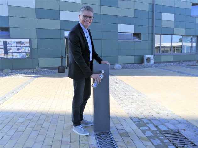 Der Tourismus-Service Fehmarn installiert einen öffentlichen Trinkbrunnen am Südstrand