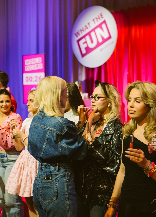 Turbo-Lippenstift holt neuen Tempo-Weltrekord in Berlin – Make-Up-Artistin schminkt 11 Lippenpaare in 60 Sekunden