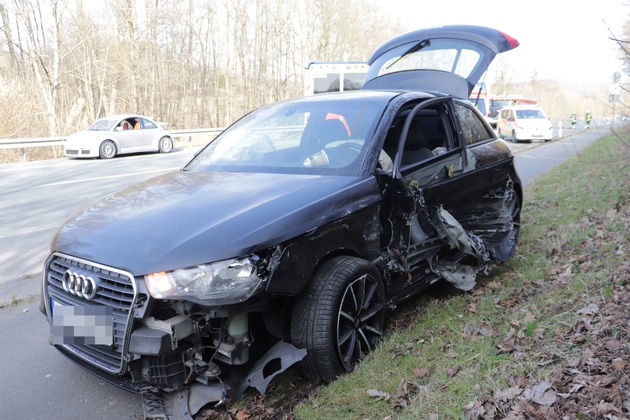 POL-HX: Nach Verkehrsunfall - Ersthelfer sollen sich melden