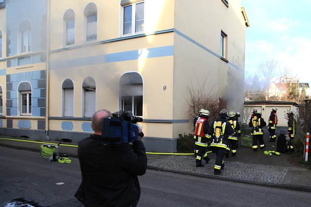 FW-E: Zimmerbrand in Dreifamilienhaus, keine Verletzten