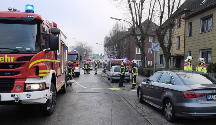 FW-GE: 2 Verletzte nach Brand in einer Wohnung in Horst