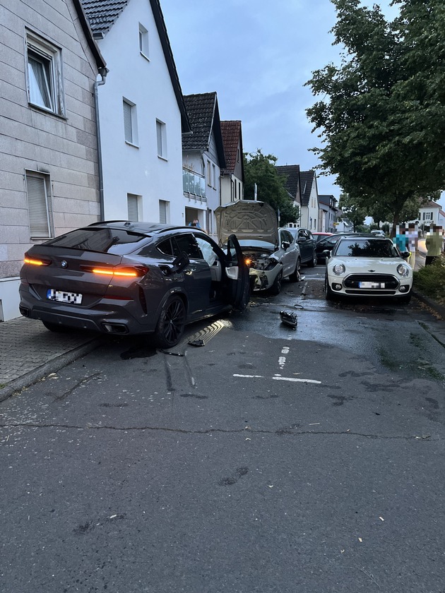 POL-OF: Über 230.000 Euro Sachschaden bei Verkehrsunfall: BMW-Fahrer schiebt vier andere Autos zusammen und verletzt sich