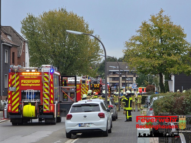 FW-RE: Ausgedehnter Wohnungsbrand mit einer schwerst verletzten Person und 17 weiteren Verletzten sowie Betroffenen - Feuerwehr und Rettungsdienst im Großeinsatz