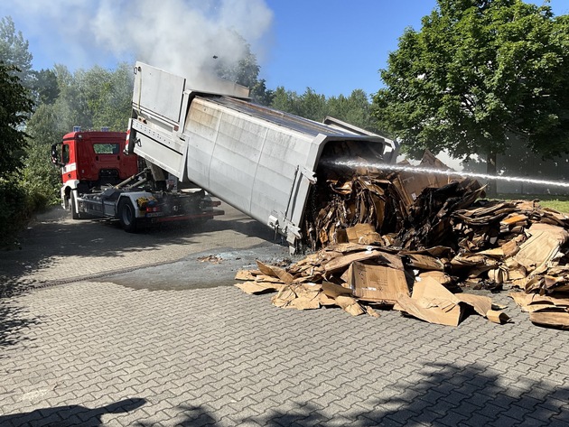 FW-NE: Feuer an einer Gewerbehalle | Brennender Presscontainer abgelöscht