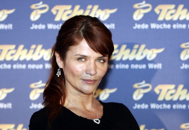 Topmodel Helena Christensen präsentiert &quot;göttlichen&quot; Goldschmuck