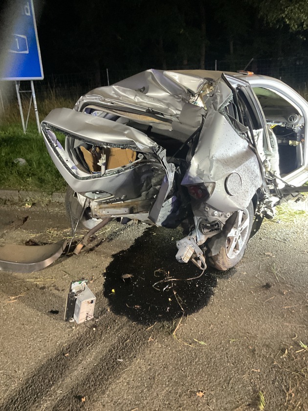 FW-Greven: Verkehrsunfall auf Bundesautobahn mit zwei schwer verletzten Personen.