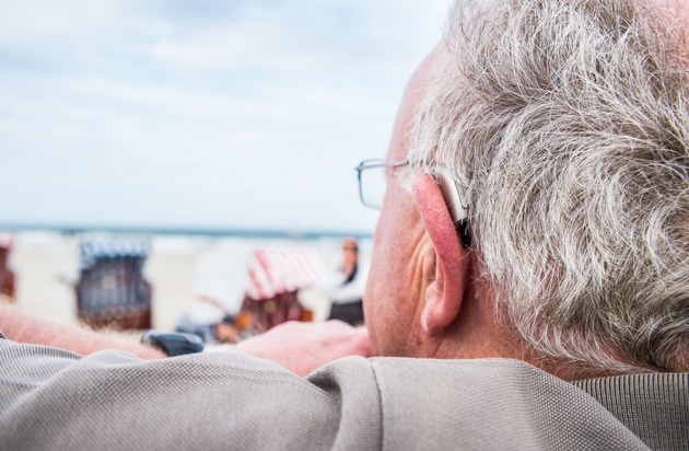 Bundesinnung der Hörakustiker KdöR: Pflege-Tipps vom Hörakustiker / Sommer, Sonne und Hörsystem