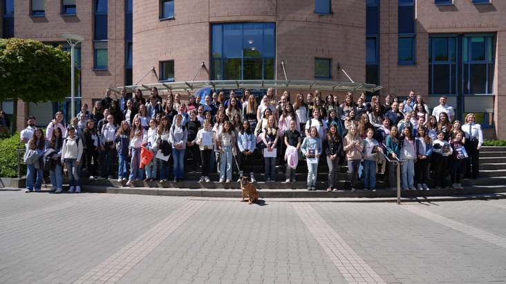POL-DA: R&uuml;sselsheim / Erbach / Darmstadt / Heppenheim: 180 Sch&uuml;lerinnen blicken beim Girls' Day hinter die Kulissen der Polizei