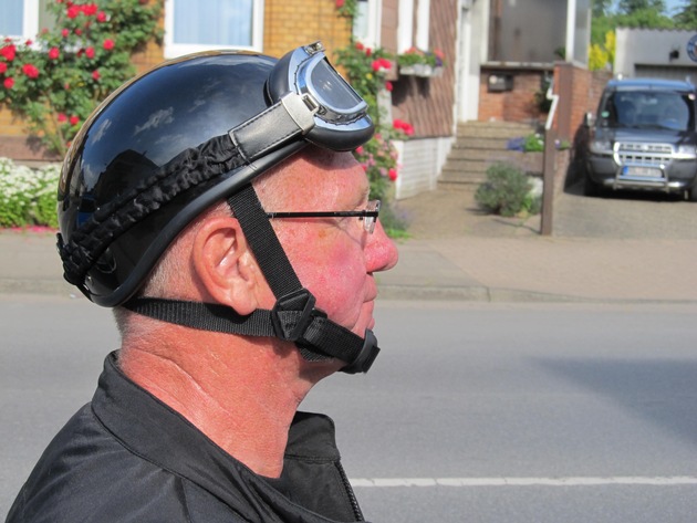 POL-HOL: &quot;Halbschalen&quot; als Motorradhelm sind nicht zugelassen: Wer &quot;Braincap&quot; trägt, trägt wenig Brain unter seinem Cap - Motorradfahrer riskieren nicht nur schwere Verletzungen sondern auch Verwarngeld -