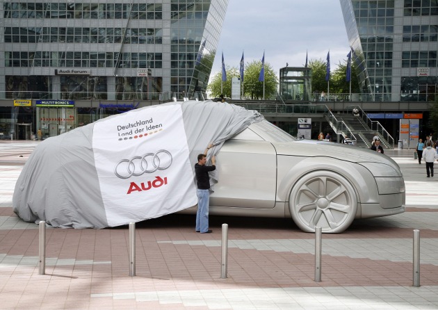 Landung mit Tieflader und Kran: Audi TT-Skulptur &quot;parkt&quot; am Münchner Flughafen