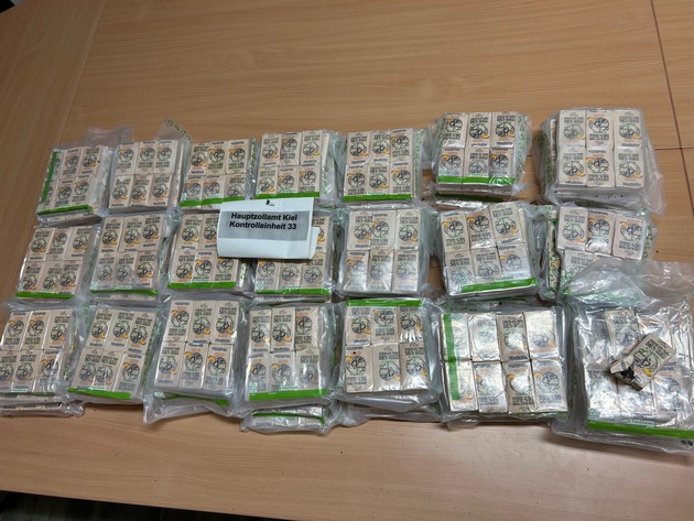 HZA-KI: Zoll sichert 50 Kilogramm Haschisch am Fährbahnhof Puttgarden / Straßenverkaufswert rund 500.000 Euro