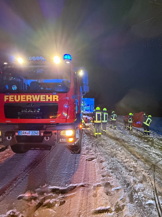 FW L&uuml;chow-Dannenberg: +++ Wintereinbruch fordert die Feuerwehren in L&uuml;chow-Dannenberg +++ Drei Verkehrsunf&auml;lle mit mehreren Verletzten am Freitag +++