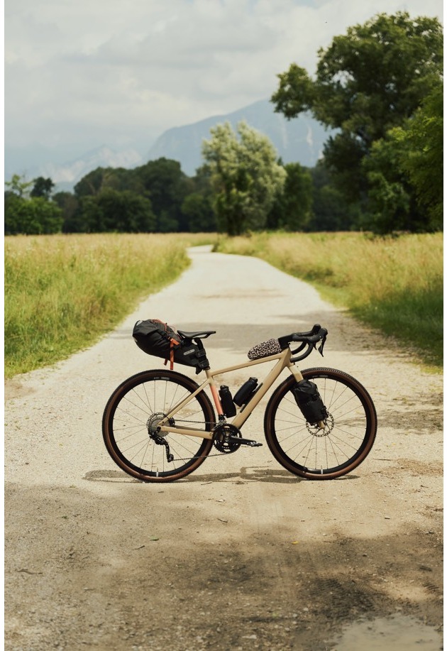 Mehr Möglichkeiten, mehr Abenteuer: ROSE Bikes launcht neues Backroad Gravelbike / Das Backroad erhält eine Neuauflage mit integriertem Stauraum, USB-C Port und einem Model mit autarker Stromversorgung