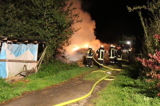 POL-PDMY: Brand von Strohballen