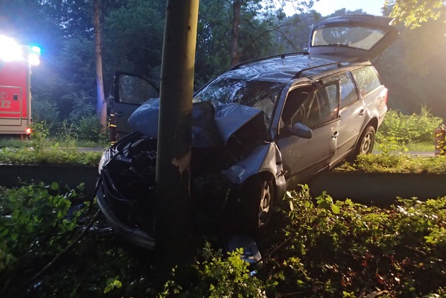 FW-PL: Schwerer Verkehrsunfall auf Bundesstraße 236 in Plettenberg