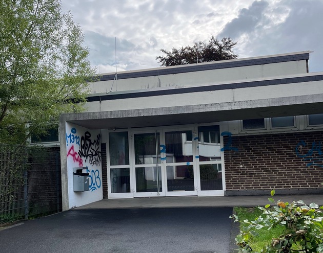 POL-RBK: Rösrath - Unbekannte beschmieren Schulgebäude mit Graffiti