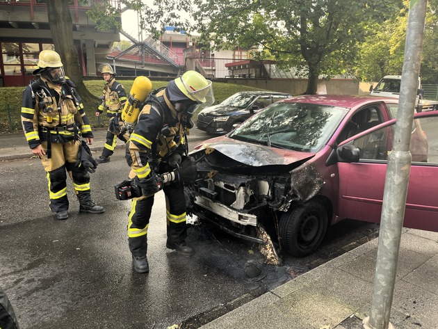 FW-E: Feuerwehr Essen im Einsatz: Pkw-Brand in der Hannah-Arendt-Straße