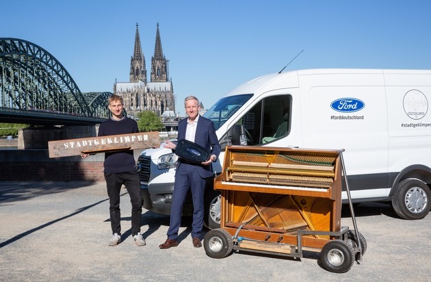 Ford-Werke GmbH: Stadtgeklimper im Ford Transit - Thelonious Herrmann startet Südeuropa-Tour mit mobilem Klavier (FOTO)