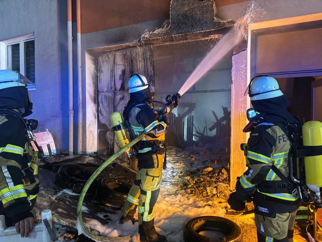 FW-E: Nächtlicher Brand in einem Mehrfamilienhaus - zehn Personen in Notunterkunft untergebracht