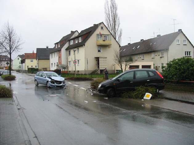 POL-HOL: Holzminden Lindenalle / Unter dem Kiekenstein: Fahrer betrunken - Vorfahrt missachtet - Fahrer leicht verletzt / 8.000, -- EUR Sachschaden -