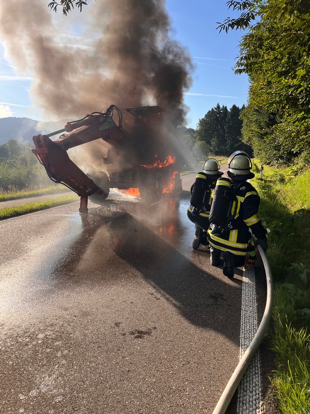 FW Achern: Bagger in Vollbrand zwischen Mösbach und Waldulm