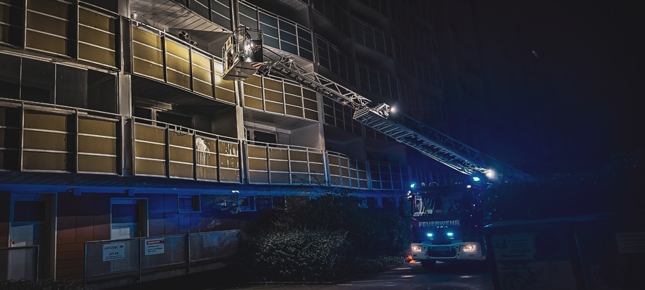 Feuerwehr Rostock: Feuerwehr rettet Person beim Wohnungsbrand in Evershagen