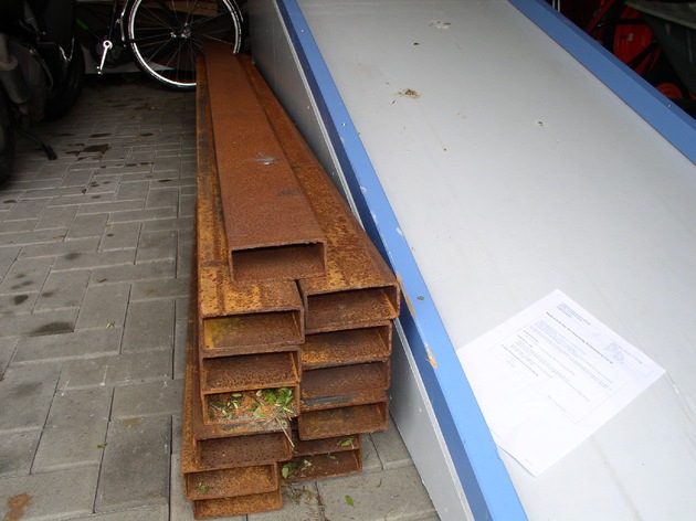 POL-GOE: (1139/2008) Bei Verkehrskontrolle in Hann. Münden - Vermutlich gestohlene Stahlträger und Gewindestangen entdeckt, Herkunft unbekannt
