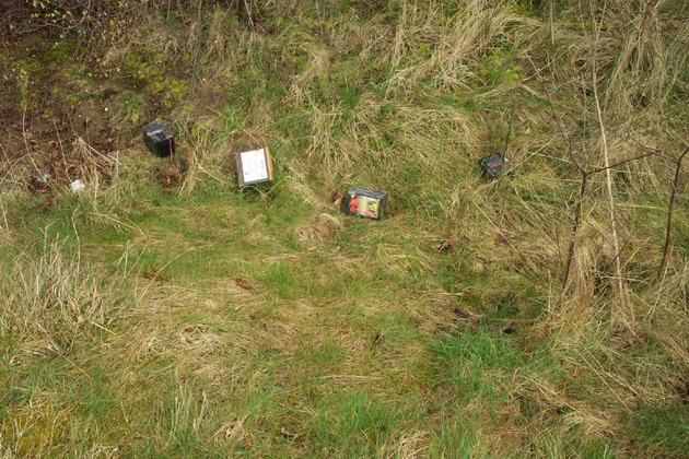 POL-HI: Umweltgefährdende Abfallbeseitigung - Unbekannte entsorgen 13 Weidezaunbatterien in der Feldmark