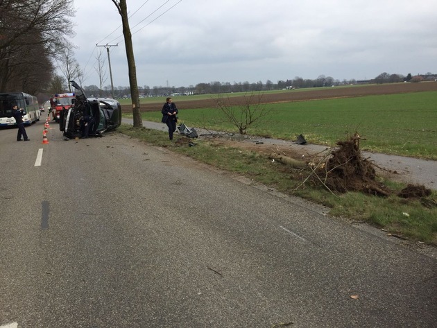 FW-KLE: Schwerer Verkehrsunfall / Fahrzeug prallt gegen Baum und schleudert über die Fahrbahn