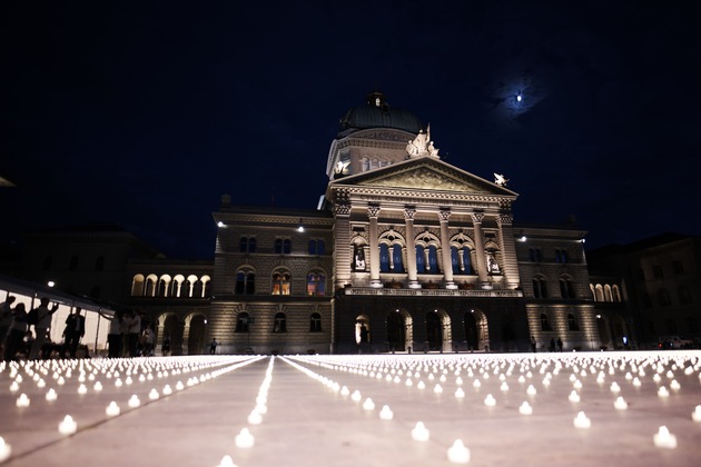 Action de solidarité avec 12 000 bougies sur la Place fédérale de Berne